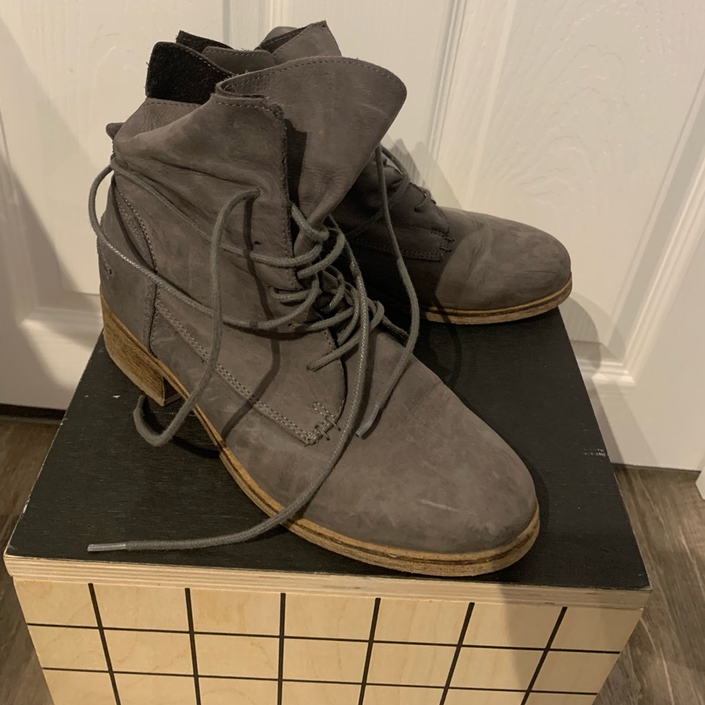 Lace up gray suede booties 37